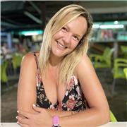 Profesora de hatha yoga especializada en yoga terapeutico para adaptar la asana a cada persona y no que la persona se adapte a la asana. Yoga postural, correctivo y evolutivo